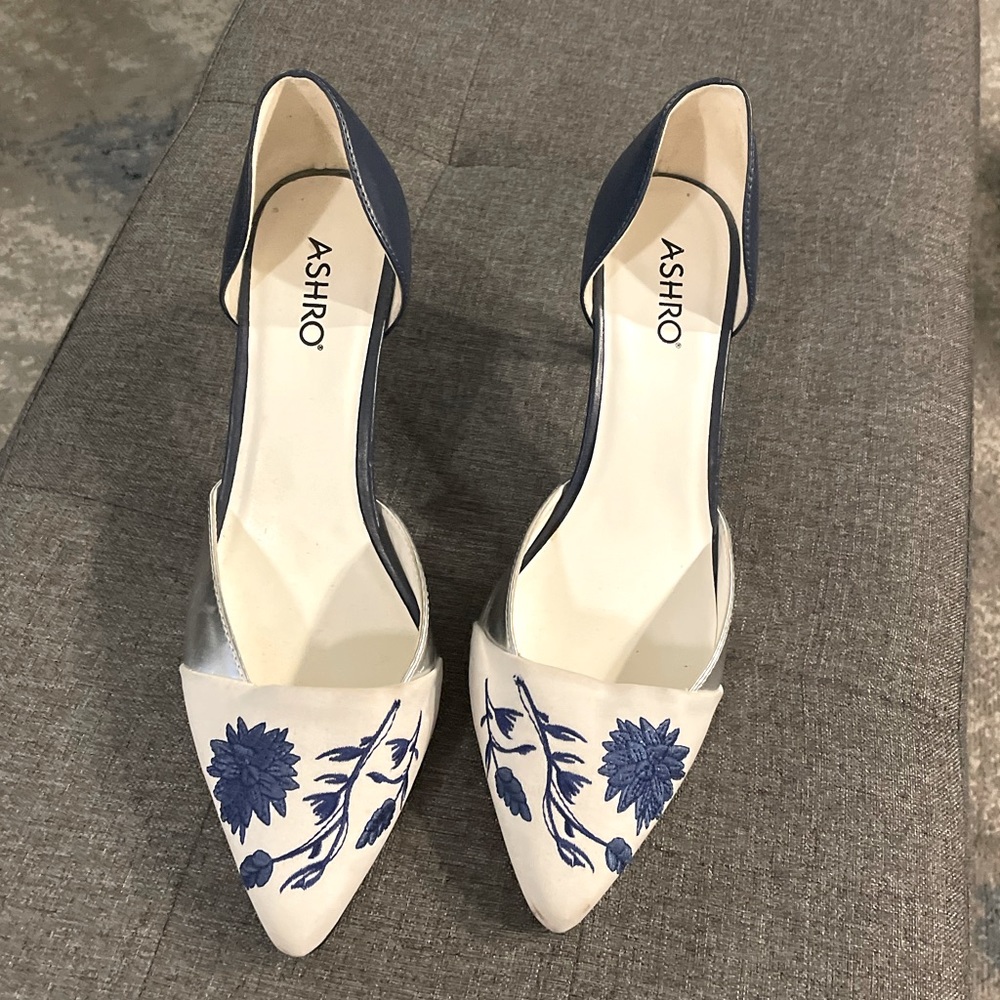 Ashro size 9.5 heels. Short heels with a pointed toe.
